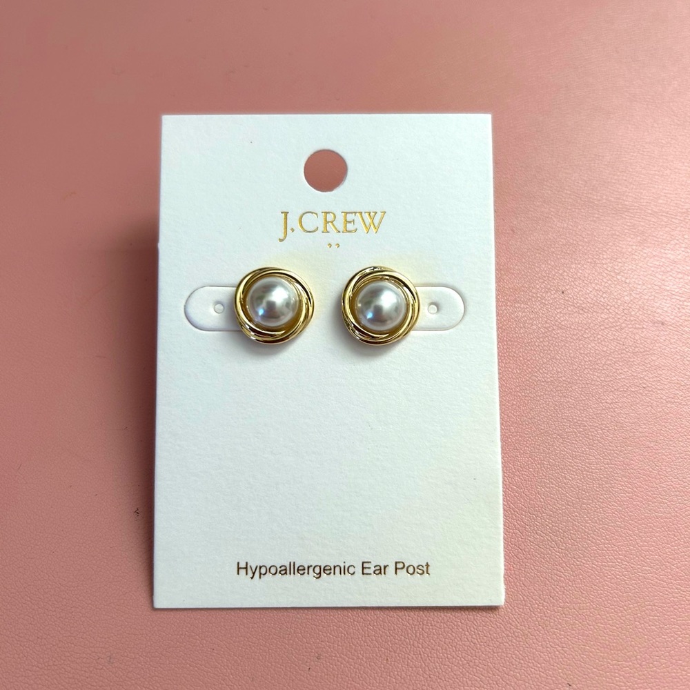NWT J. Crew Gold Pearl stud earrings.